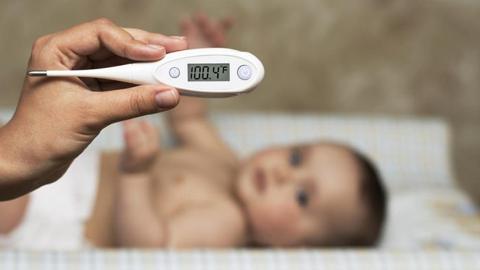 طرق آمنة لخفض أرتفاع حرارة الرضع L اسباب وأعراض