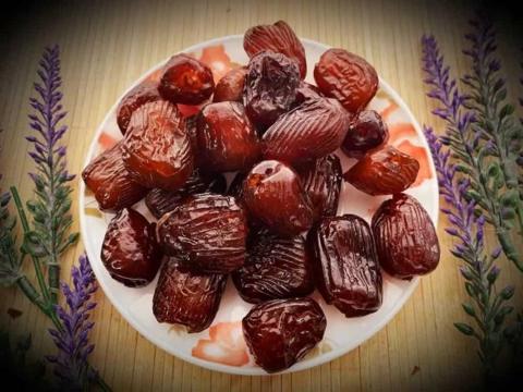 التمر والكيتو في رمضان | كم حبة تمر مسموح في