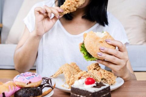 الدهون والسكريات تضر البشرة .. أضرار الدهون على
