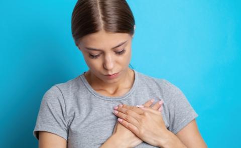 الفرق بين ألم الثدي قبل الدورة والحمل | هل