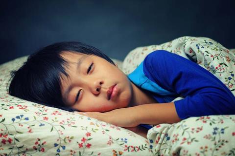 النوم الغزلاني عند الأطفال L أسباب النوم