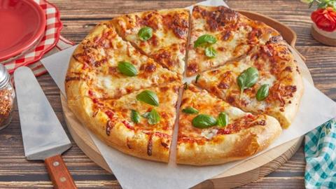 طريقة عمل عجينة البيتزا الإيطالي L وصفة وأسرار