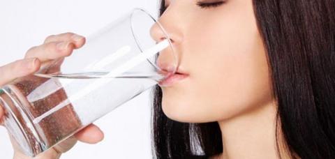 هل شرب الماء بكثرة يصفي البشرة