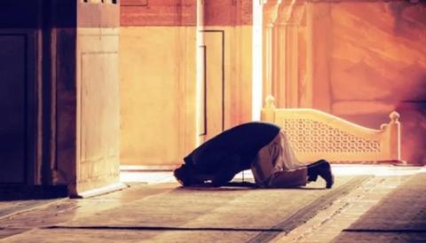 هل يجوز الصلاة في البيت مع المسجد .. هل يجوز